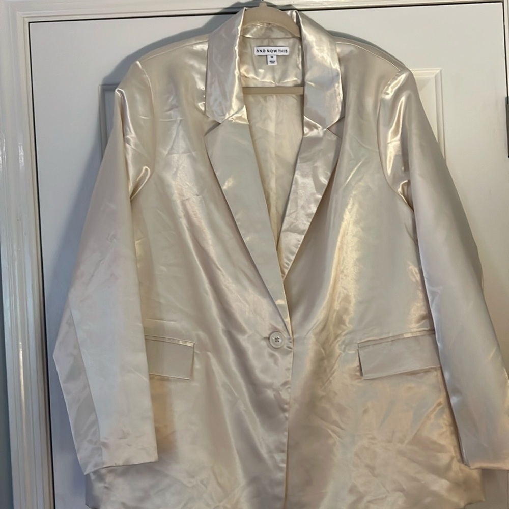 Women’s plus size satin blazer. BNWT